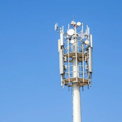 Monopole-Turm für Telekommunikation mit massivem Schaftdesign und Oberflächenbehandlungsoptionen wie feuerverzinktem und lackiertem Stahl