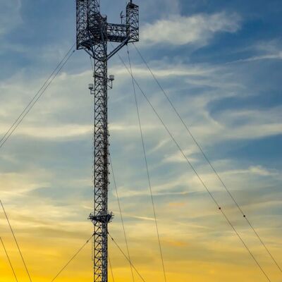15–50 m langer, korrosionsbeständiger Abspanndrahtmast in Marinequalität für die Kommunikation von Binnenschiffen und Häfen