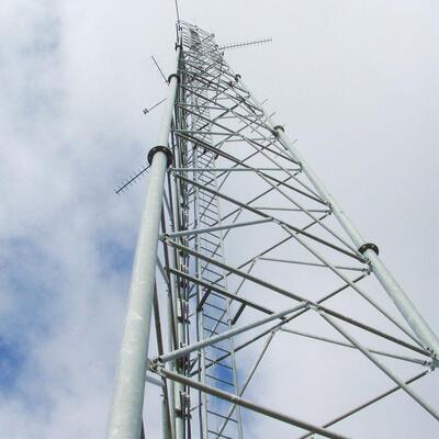 Robuster 3-beiniger Stahlrohrturm, geeignet für 4G-5G-Mikrowellen- und Sicherheitssysteme mit hochfester Stahlkonstruktion