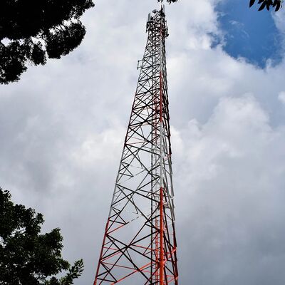 3 Bein-eckiger langer Nutzungsdauer-Edelstahl-Fernmeldeturm korrosionsbeständig für Küstengebiet
