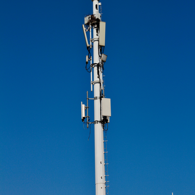 36 Meter langer, farblich angepasster Monopole-Turm für die 5G-Bereitstellung im City Central Park