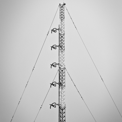 40 m windfester, abgespannter Antennenmast für die Signalübertragung auf Küsteninseln