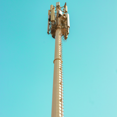15 m langer, feuerverzinkter Monopole-Turm mit internem Klettergerät für das Gewerbegebiet in der Innenstadt