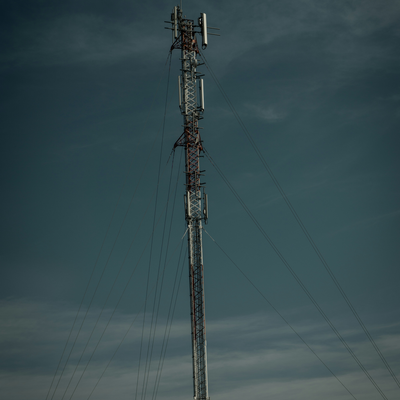 42 m kosteneffizienter, leichter Stahlgittermast mit abgespanntem Draht für ländliche Telekommunikation und UKW-Radioübertragung mit schneller Vor-Ort-Anbindung