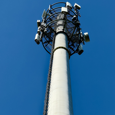 20–40 m langer Monopol-Telekommunikationsmast in Industriequalität mit interner Kletterleiter und Wartungsplattform für die städtische Smart City-Basisstation