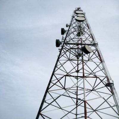 30m Rohr-WLAN 3 Beine Rohrstahlturm Gitter nahtloser Mast Mikrowellenkommunikation Antennenturm