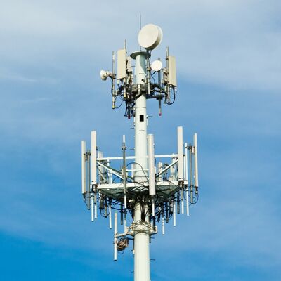 Monopol-Turm Telekommunikationsturm, konstruiert aus Stahl mit geringer und hoher Zugfestigkeit, mit den Bemessungsvorschriften EN 1991-1-4 & EN 1993-3-1 für die Leistung.
