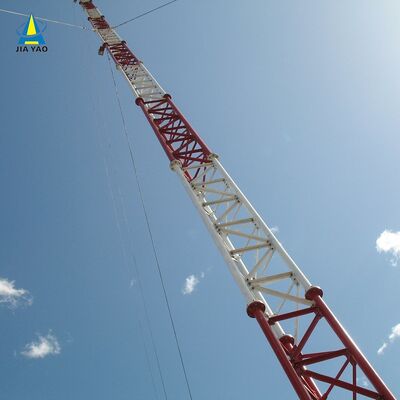 Gezahnter Drahtturm, entworfen, um die Höhe mit minimalem Gebrauch von Baustoffen zu maximieren, basierend auf den Konstruktionscodes ANSI/TIA-222-G-H-F