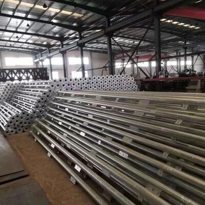 Schwerer 3-beiniger Rohrstahlturm, der eine starke strukturelle Unterstützung bietet Kommunikation und Versorgungsanlagen