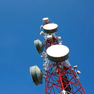 Vierbeiniger Stahlgitterturm für Telekommunikation