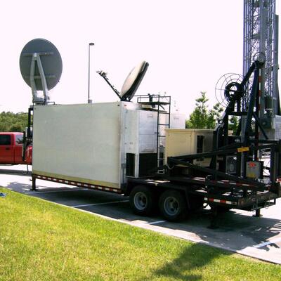 24m 25m 30m Mobilwagen Anhänger Montierte Beleuchtung Rohrzelle auf Rädern Teleskopgitter Antenne Kommunikationsturm Mast