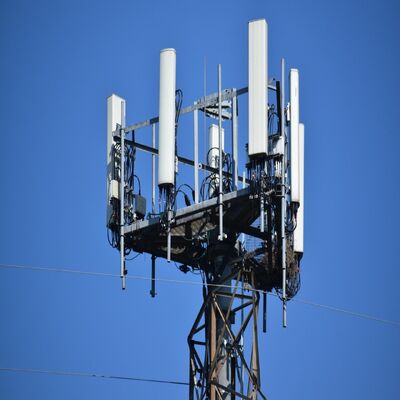 Monopole Tower Telekommunikationskonstruktion aus hochfesten und milden Stahlsorten, die den Normen GB T und EN 10025 entsprechen