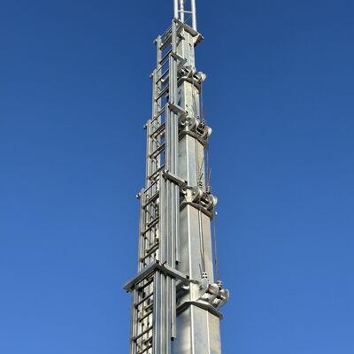 Schwerlast-Teleskopturm mit einer vertikalen Abweichung von weniger als einem pro Tausend und Leistung für Kommunikations- und Beleuchtungsaufgaben