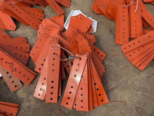 3-beiniger eckiger Stahlturm. Dreieckiger drahtloser Kommunikationsturm mit ANSI TIA 222-Designcode und hochfesten Stahlmaterialien