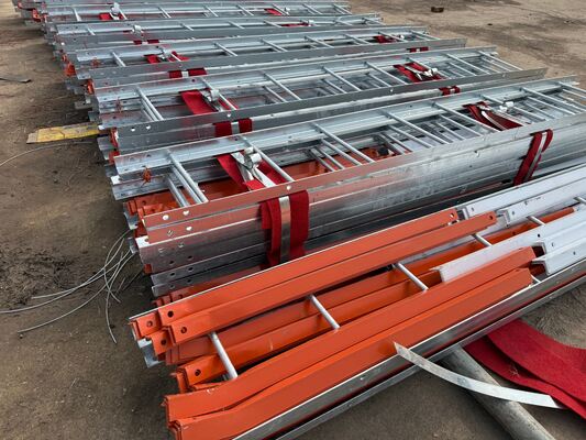 3-beiniger eckiger Stahlturm. Dreieckiger drahtloser Kommunikationsturm mit ANSI TIA 222-Designcode und hochfesten Stahlmaterialien