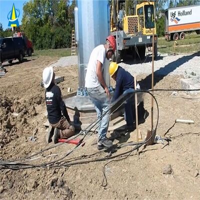 Monopole-Turm für Telekommunikation mit massivem Schaftdesign und Oberflächenbehandlungsoptionen wie feuerverzinktem und lackiertem Stahl