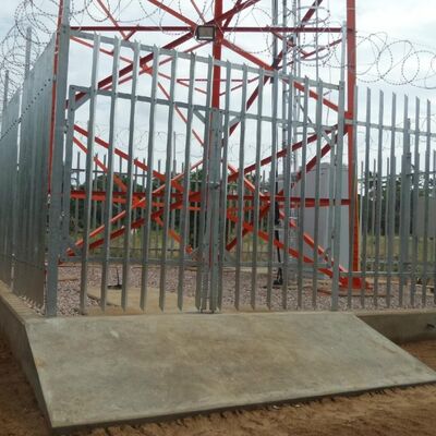 Solarenergie-Antennenmast mit Energiespeicher, selbsttragend, verzinkter 20 30 40 m 4G 5G-Mast