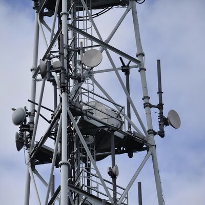 16 26 36M Signal Integrierter 3-beiniger röhrenförmiger verzinkter Stahl-Außen-5G-4G-Satellitenradio-WLAN-Telekommunikationsturm