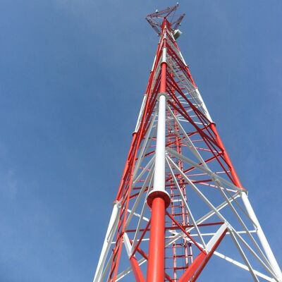 19 29 39M Multisignal 3-beiniger röhrenförmiger verzinkter Stahl selbsttragender 5G 4G Mikrowellen-Radiomast für den Außenbereich