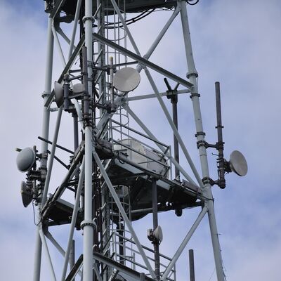 18 28 38M 3-beiniger röhrenförmiger Stahl verzinkter Mehrfrequenz-Outdoor-5G-4G-WLAN-TV-Rundfunk-Kommunikationsturm
