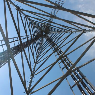 18 28 38M 3-beiniger röhrenförmiger Stahl verzinkter Mehrfrequenz-Outdoor-5G-4G-WLAN-TV-Rundfunk-Kommunikationsturm