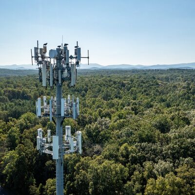14 20 26 m kompakter Monopol aus verzinktem Stahl, selbsttragender 5G-/4G-Satelliten-Telekommunikationsturm für den Außenbereich