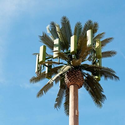 38M Bionic Tree Tower aus verzinktem Stahl und UV-beständigen Kunststoffen, die Langlebigkeit und Korrosionsbeständigkeit gewährleisten