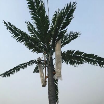 Bionischer Baumturm mit baumähnlichem Aussehen mit Glasfaserzweigen und Stämmen für eine nahtlose Vermischung der Landschaft