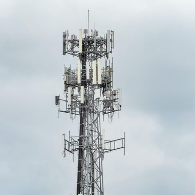 Robuster, dreibeiniger Stahlrohrturm mit feuerverzinkter Oberflächenbehandlung für eine langlebige Telekommunikationsinfrastruktur