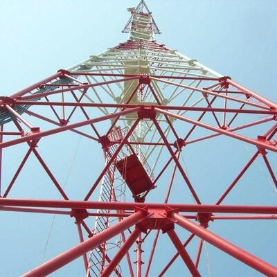 Robuster 3-beiniger Stahlrohrturm, geeignet für 4G-5G-Mikrowellen- und Sicherheitssysteme mit hochfester Stahlkonstruktion