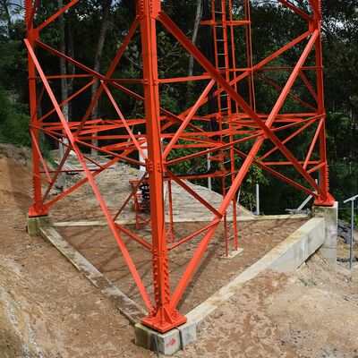 3 Bein-eckiger langer Nutzungsdauer-Edelstahl-Fernmeldeturm korrosionsbeständig für Küstengebiet