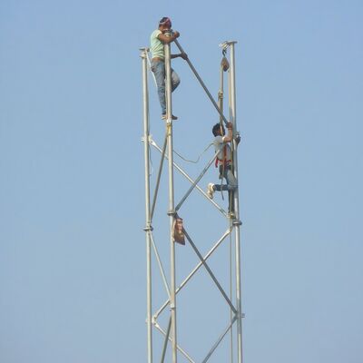 3-beiniger, röhrenförmiger, solarbetriebener Telekommunikationsturm, netzunabhängiger Hybridstrom für abgelegene ländliche Gebiete
