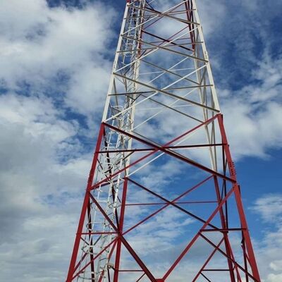 Mit erneuerbaren Energien kompatibler Kommunikationsturm zur Überwachung von Windpark-Solarparks