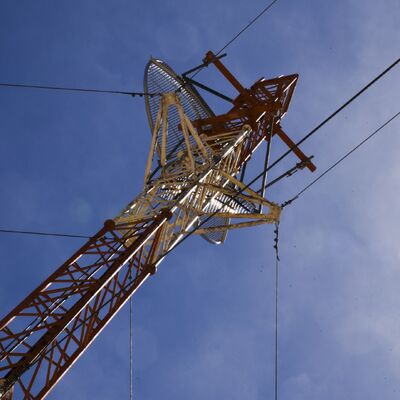 Drahtlose Kommunikation, verzinkter abgespannter Drahtmast, windbeständig für 5G-Signalübertragung