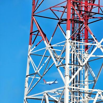 40M 80M Q355 Stahl-4-mit Beinen versehener Telekommunikationsturm, galvanisiert, windbeständig für Hochwindzonen an der Küste