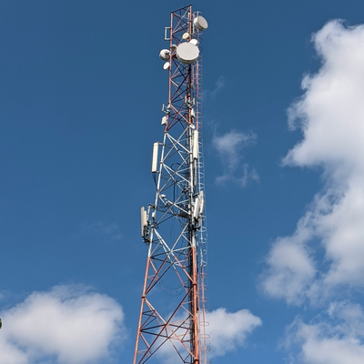 50 m kosteneffizienter 3-beiniger Kommunikationsturm aus Stahlrohrgitter für GSM/LTE-Signalbasisstation mit Feuerverzinkung, 30 Jahre Lebensdauer