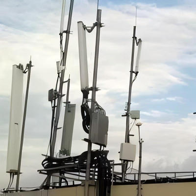 25 m, 30 m, 40 m leichter Monopolturm auf dem Dach für die städtische 5G-Kleinzellenverdichtung mit kleiner Grundfläche und verzinktem Stahl