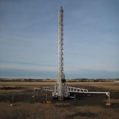 Tragbarer teleskopischer Stahlmast für den schnellen Einsatz einer mobilen Basisstation und Notfallüberwachung mit industrietauglichem Hebesystem und stabilisierter Basis