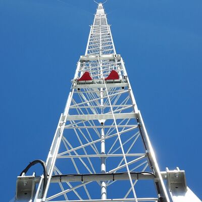 Tragbarer teleskopischer Stahlmast für den schnellen Einsatz einer mobilen Basisstation und Notfallüberwachung mit industrietauglichem Hebesystem und stabilisierter Basis