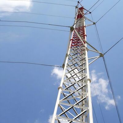 Extrem hoher abgespannter Drahtmast für Rundfunk- und Fernsehübertragungen mit großer Reichweite. Robuster Gittermast nach ANSI/TIA-222-Standard mit Ankersystem aus gehärtetem Stahl