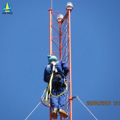 Extrem hoher abgespannter Drahtmast für Rundfunk- und Fernsehübertragungen mit großer Reichweite. Robuster Gittermast nach ANSI/TIA-222-Standard mit Ankersystem aus gehärtetem Stahl