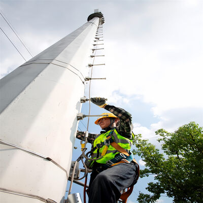 20–40 m langer Monopol-Telekommunikationsmast in Industriequalität mit interner Kletterleiter und Wartungsplattform für die städtische Smart City-Basisstation