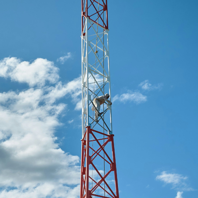 Dreibeiniger Stahlrohrturm in Marinequalität mit C5-M-Korrosionsschutzbeschichtung und hochfesten Q345b-Abschnitten für die 5g-Netzwerkinfrastruktur an der Küste