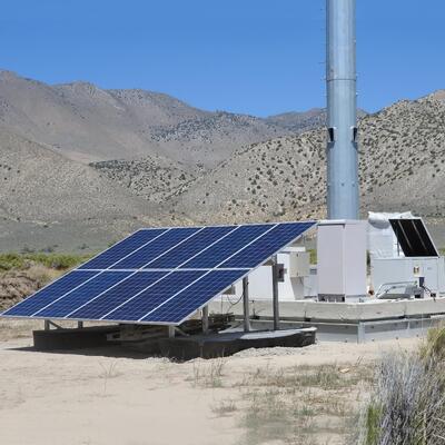 Netzunabhängiger Solarstrom-Monopolturm mit integriertem Batteriespeichergestell und Hybrid-Energiehalterungen in Industriequalität für 5G-Standorte in abgelegenen Gebieten